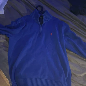 Ralph lauren halvzip - Säljer denna feta Ralph Lauren halv zipen då den är för stor för mig, skriv för fler bilder eller om du har några frågor