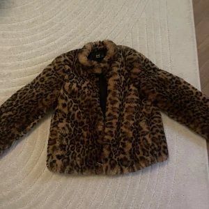Leopard jacka  - En jättesnygg och en varm leopard jacka från Zara som bara har använts ett få tal gånger! 