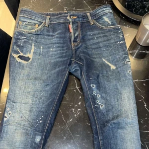 Dsquared 2 jeans  - Hej!  Säljer ett par dsquared 2 jeans herr.  Använda endast ett fåtal gånger. Storlek 50 men sitter mer som 46-48.