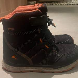 Säljer ett par svarta och orangea vinterboots från Viking. Använt men bra skick. Gore-Tex-material och varma. Perfekta för vinterns kalla dagar!