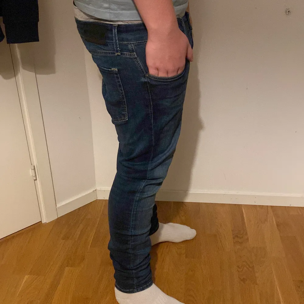 Tjena säljer mina jack and jones jeans på grund av att dem inte används längre. mitt pris 250 nypris ligger runt 900 kr skick 9/10 . Jeans & Byxor.