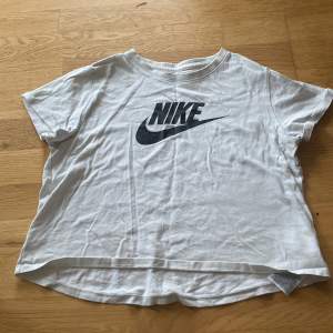 Fin Nike t shirt i fint skick är i storlek xl i barnstorlek 156-166 (säljer pga ingen andvändning) kommer strykas innan den skickas💗