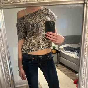 Leopard topp - Trendig leopard topp som är off shoulder i storlek S/XS💕