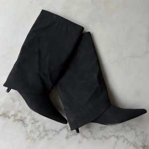 Boots - Helt nya boots från Nelly. Aldrig använda, endast provade inomhus. Storlek 40, små i storleken. Passar bäst en 39.   Klackhöjd 3 cm.