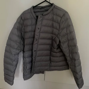 Grå jacka🩶🩶 - Säljer denna suuuperfina höst/vårjacka🩶aldrig använt men köpt secondhand, jättefint skick. Storlek L men passar M 