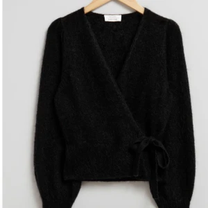 Omlott kofta från &other stories - Säljer denna super snygga och eftertraktade omlott kofta ifrån & other stories, som endast är testad🫶🏼