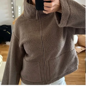 Pilejacka / Teddyjacka jm - Slutsåld o populär jacka i pile! Storlek M, sitter fint oversize 💕 Helt ny med lapp