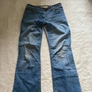 Lågmidjade jeans - Jätte fina jeans men för korta på mig. Slitage vid grenen. Midjemått: 38cm och innerben: 76cm💗