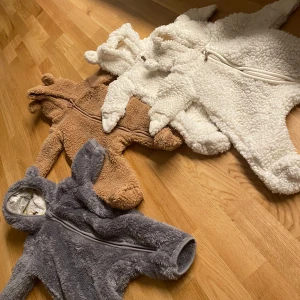 Bebis overall - Har 4 st overaller till bebis i storlek 50 och 56, väldigt lite använda då jag haft för många. Jag vill helst sälja alla tillsammans för 400:- 