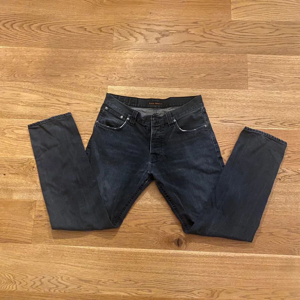 Nudie jeans är ett måste i din garderob, därför är dessa perfekta. Nypris är 1600 kr men jag säljer dem för 300 kr då de har varit ett slitage mellan bena (bild 5) men det syns generellt inte överhuvudtaget och slitaget har lagats av Nudie. . Jeans & Byxor.