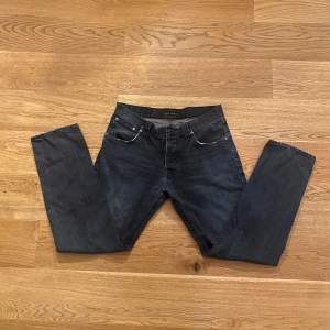 Nudie jeans är ett måste i din garderob, därför är dessa perfekta. Nypris är 1600 kr men jag säljer dem för 300 kr då de har varit ett slitage mellan bena (bild 5) men det syns generellt inte överhuvudtaget och slitaget har lagats av Nudie. 