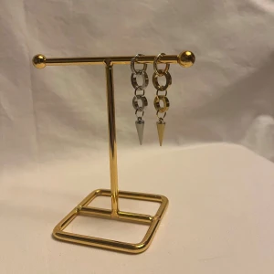 Örhängen  - Finns i guld och silver. Köp för 99kr/st Eller 185kr/ paret. Modell 148 Smyckes ställningen finns även att köpa för 299kr!