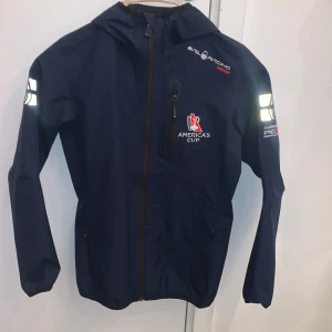 Sail racing Gore-Tex Jacka. Storlek xs - En otroligt fin och skön jacka. Använd fåtal gånger. Skick: 9/10 Storlek: xs Fickor med dragkedja.