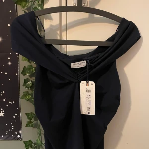 Jätte söt off shoulder tröja - Ny tröja med lappar kvar, köpte för 200 kr och finns inte på hemsidan. Är helt ny och har bara hängt i garderoben.