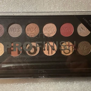*NY**NY*Technic PRO Finish eyeshadow - raspberry edition, 16x1g, presenttips  - Ny oanvänd, 16 st ögonskuggor  Talc free, low to no drop formulation.  Highly pigmented and easily blendable for a professional, make up artist finish. Also includes double ended pro eyeshadow brush. No animal testning (Testbilder från Technic) 