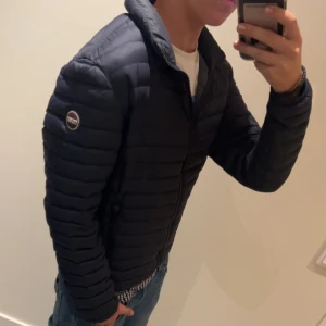 Colmar jacka - Säljer en riktigt fet colmar jacka som är perfekten för hösten. Jackan är i storlek Xs men passar S och är i helt nytt skick då den endast används ett få par gånger. Nypris: 4000  Mitt pris: 1200