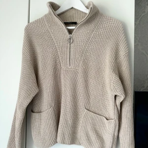 Stickad tröja   - Fin tröja från märket Oui. Inte alls stickig i materialet. Tyvärr aldrig använd.  Nypris: 1699kr 