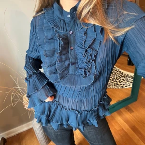 Cool blus med volanger - Använd en gång, bra skick