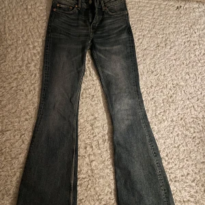 Blåa jeans från weekday - Säljer ett par blåa jeans från weekday, de ser mer gråa ut pga ljuset💗 Midjemått: 36
