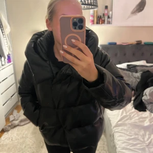 Vinter jacka  - Jätte snygg och varm vinterjacka från ett märke som heter jakke. Storlek 38☺️