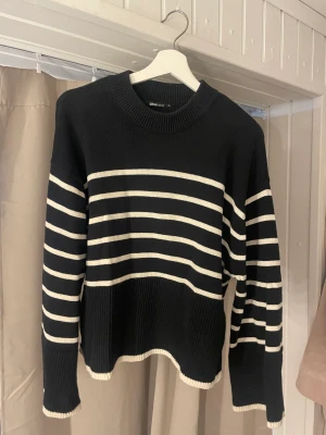 Randig stickad tröja - Jättefin tröja som knappt använd, storlek xs💕💕💕