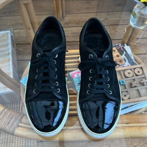 Lanvin skor  - Säljer ett par schyssta lanvins i bra skick! Finns nån liten reva och lite gul sula undertill. Storlek uk 9 passar 43/44ungefär. Nypris 5000