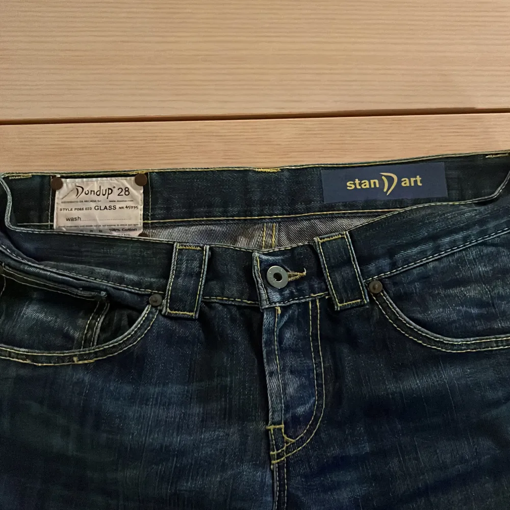 Säljer nu ett par Dondup jeans | Modell: Stan Dart | Storlek 28 som motsvarar 30/32 | Fråga om mått innan | Hör av dig vid funderingar så löser vi en deal |. Jeans & Byxor.