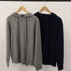 Tjena säljer helt nya Hoodies i 70% merinoull och 30% Kashmir från mitt klädföretag. Tröjorna är helt nya och inplastade. De finns i grå och mörkblå storlek: S,M & L. Se mina tidigare annonser för mer information. Hör av dig om du har några frågor!