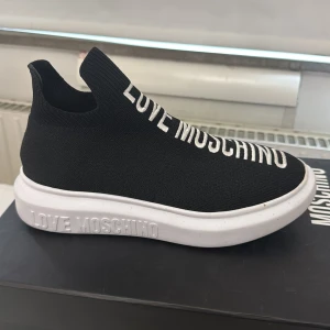 Love moschino skor - Love moschino använda bara 2 gånger köpt för 1800kr kvitto finns 