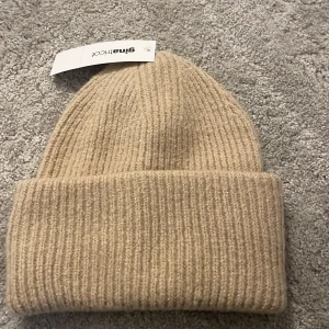 Mössa - Helt ny mössa från Gina . Helt oanvänd prislappen är kvar❤️