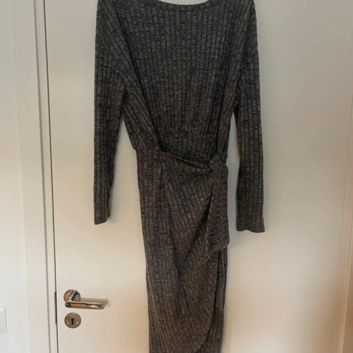 Grå ribbad klänning med knyt - 91