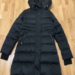 Calvin Klein dunjacka - Svart dunjacka från Calvin Klein i fint skick.