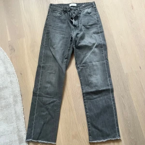 ByMalina Jeans gråa - Mycket bra skick, använt en gång. Säljer pga för små. Nypris 2000kr. 