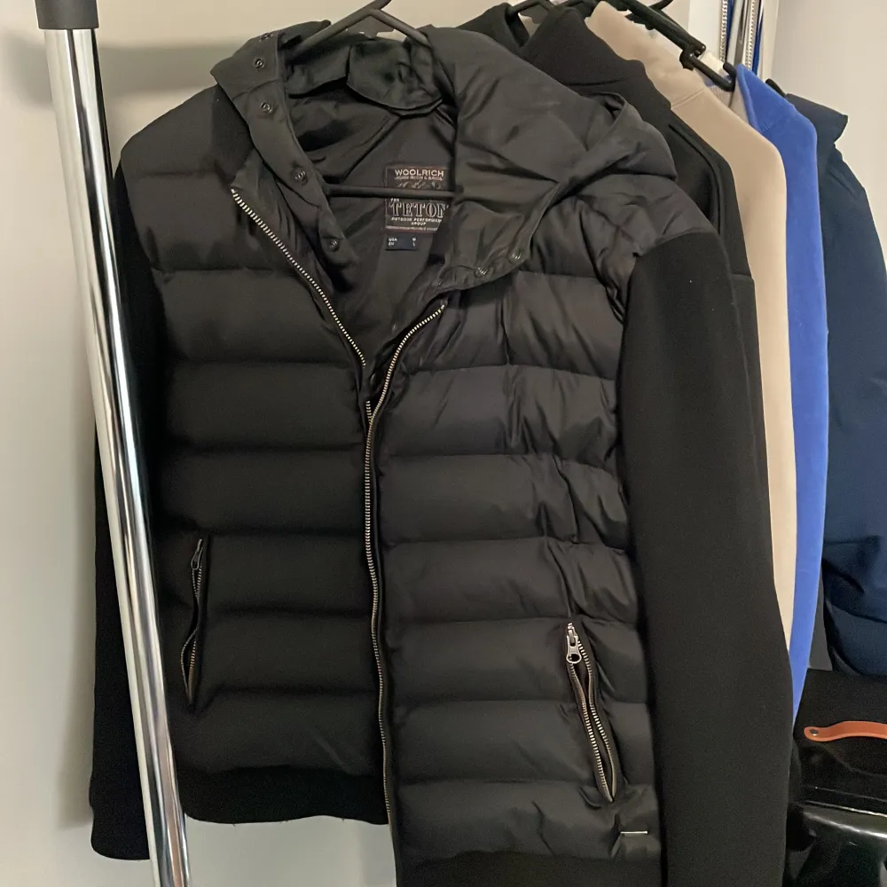 Very nice jacket from woolrich and its warm, many compliments and it has no flaws only the zipper lags sometimes but it works fine and you can take the hood off in this jacket. Size M/L we can discuss about the price dont be shy and ask. . Jackor.