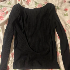 Långärmad tröja med öppen rygg - Långärmad tröja med öppen rygg