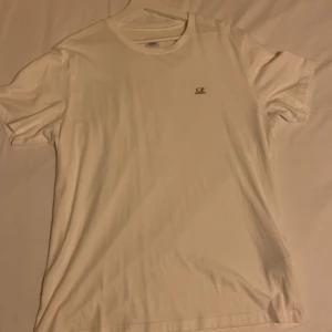 Cp Company T-shirt  - Storlek L Använd 1 gång  Nypris 1250 Nyskick