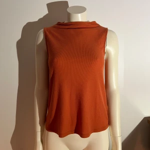 Orange topp - Orange halvpolo topp från Gina Tricot i storlek XS men skulle uppskatta den mer som en S.