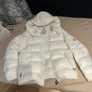Moncler jacka - Säljer denna perfekta moncler jackan till ett rimligt pris med tanke på kvaliten. Jackan är helt ren utan några hål, sömmfel, inget slitage då jag verkligen tagit hand om den. Den är köpt för något år sedan men är verkligen fortfarande i toppkvalite.