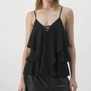 Volang linne - Slutsåld volang linne från Zalando märke Vero Moda i nyskick!💕