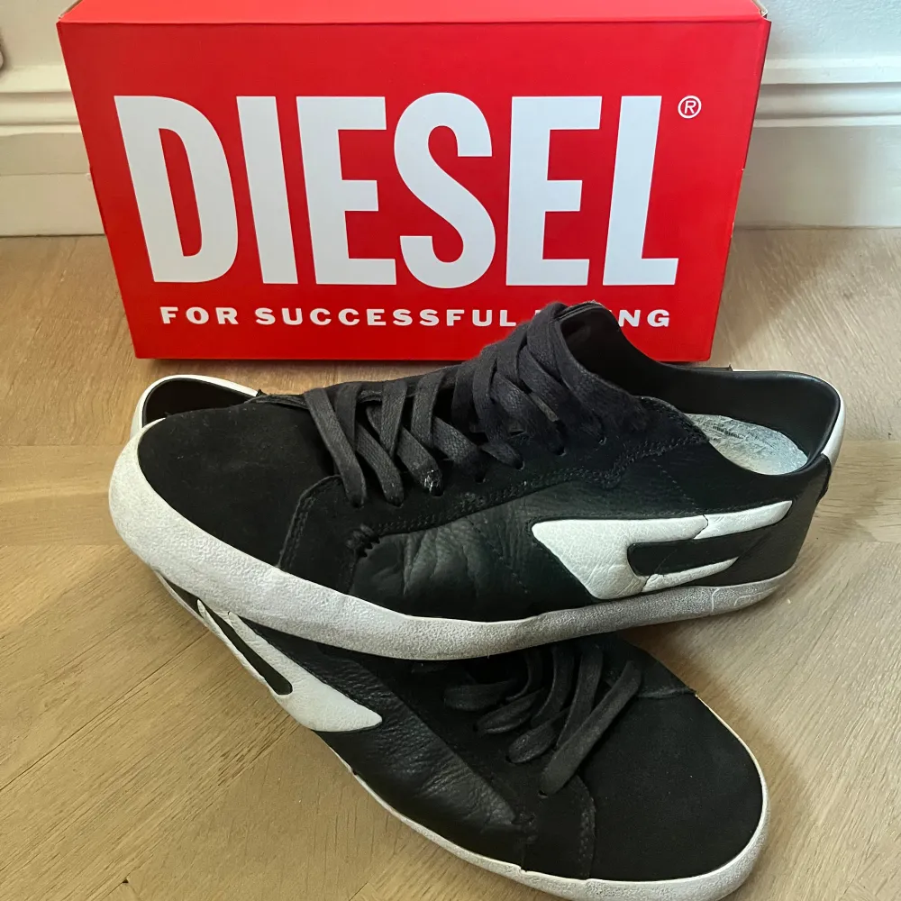 Sjukt snygga sneakers från Diesel! Äkta, köpta för fullt pris, 2400 🤩 Skick 9/10 lite slitna inuti men inget alls utanpå 🔥   💵 Mitt pris: 1099kr 💵 men priset är inte hugget i sten, kom dms vid minsta fundering eller vidare frågor! Strl 46, passar 45. Skor.