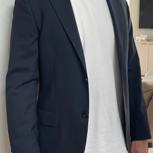 Kostym Oscar Jacobson - Kostym i mörkblå från Oscar Jacobsson. Använd vid 3 tillfällen och är i nyskick.  Nypris 5000kr