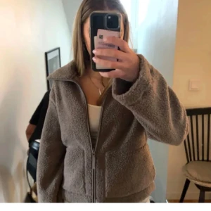 Hm Teddy jacka - Storlek XL men passar mindre beroende på hur man vill att den ska sitta. Helt slutsåld. Lånade bilder, tre sista bilderna är mina!!Använd typ 3ggr.
