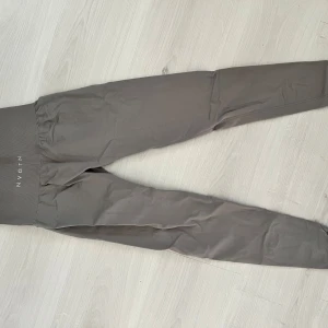 Nvgtn tights  - Väldigt fint skick, två fläckar som ni kan se på de två sista bilderna.  Sitter väldigt bra och är bekväma. Perfekta träningstights.   Hund finns i hemmet. 