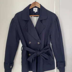Kort trenchcoat - Kort trenchcoat från Saint Tropez Använd ett fåtal gånger  Nypris:1499kr 