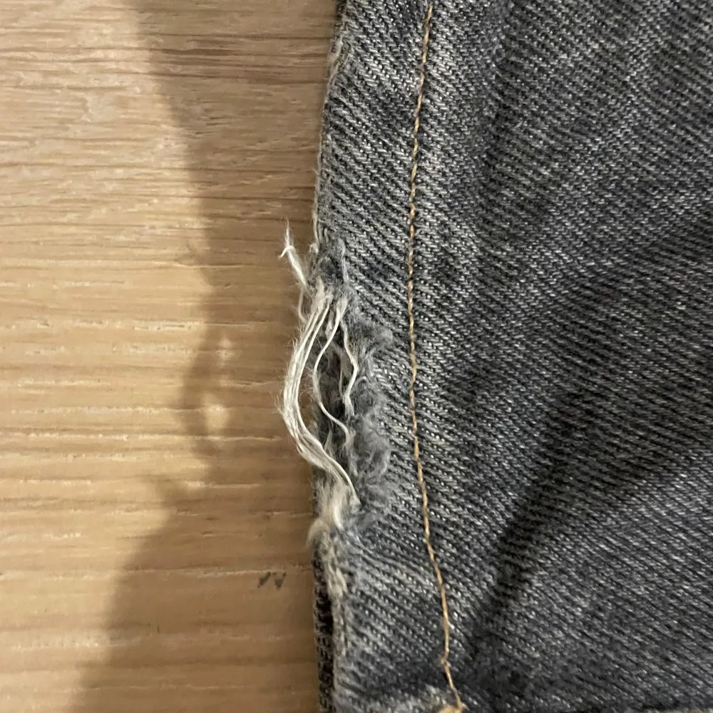 Säljer dessa gråa lågmidjade jeansen från Weekday i modell arrow straight. Storlek på midjan är 24 och längden är storlek 32. Jag är 160 för enklare referens. De har en liten skada som ni ser på sista bilden. Annars passar de superbra och bekvämt. 💗💗. Jeans & Byxor.