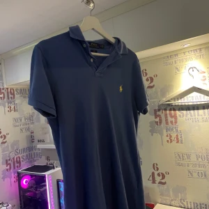 Ralph lauren  - Säljer en Ralph lauren med hål i armhålorna för ett bra pris.