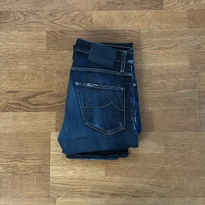 Jacob Cohën jeans - Säljer dessa skit feta Jacob Cohën jeans i storlek W30 som passar någon som är runt 180-185 skicket på jeansen är 10/10 och de är helt nya. Nypris:6500 mitt pris:1300