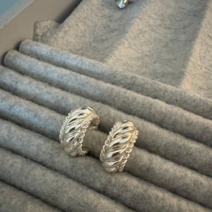 Silver örhängen  - Säljer silver örhängen då det inte kommer till användning längre❤️
