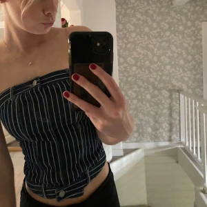 Randig topp  - Säljer denna superfina randig topp i jeansmaterial!! Endast använd 2-3 gånger. Står inte vilken storlek det är men skulle säga s/m💗