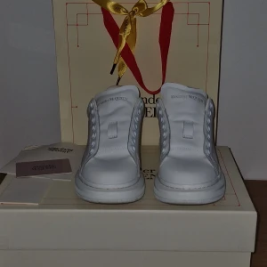 Alexander McQueen Skor *NYSKICK!* - Endast testade ett fåtal gånger. Inga tecken på användning. Storlek 36. Box och dustbag samråd skosnören och påse medföljer. 